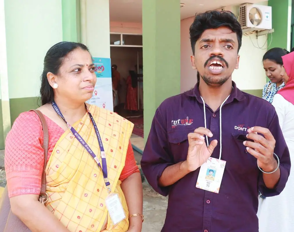 മിനി ഫ്രാന്സിസിനൊപ്പം എ.സി അനീഷ് | Photo: Mathtubhumi