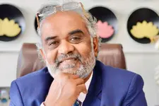 12 രൂപയിൽനിന്ന് 15000 കോടിയുടെ സാമ്രാജ്യത്തിലേക്ക്, ജീവനക്കാർക്ക് ഫ്‌ളാറ്റും കാറും ആഭരണങ്ങളും