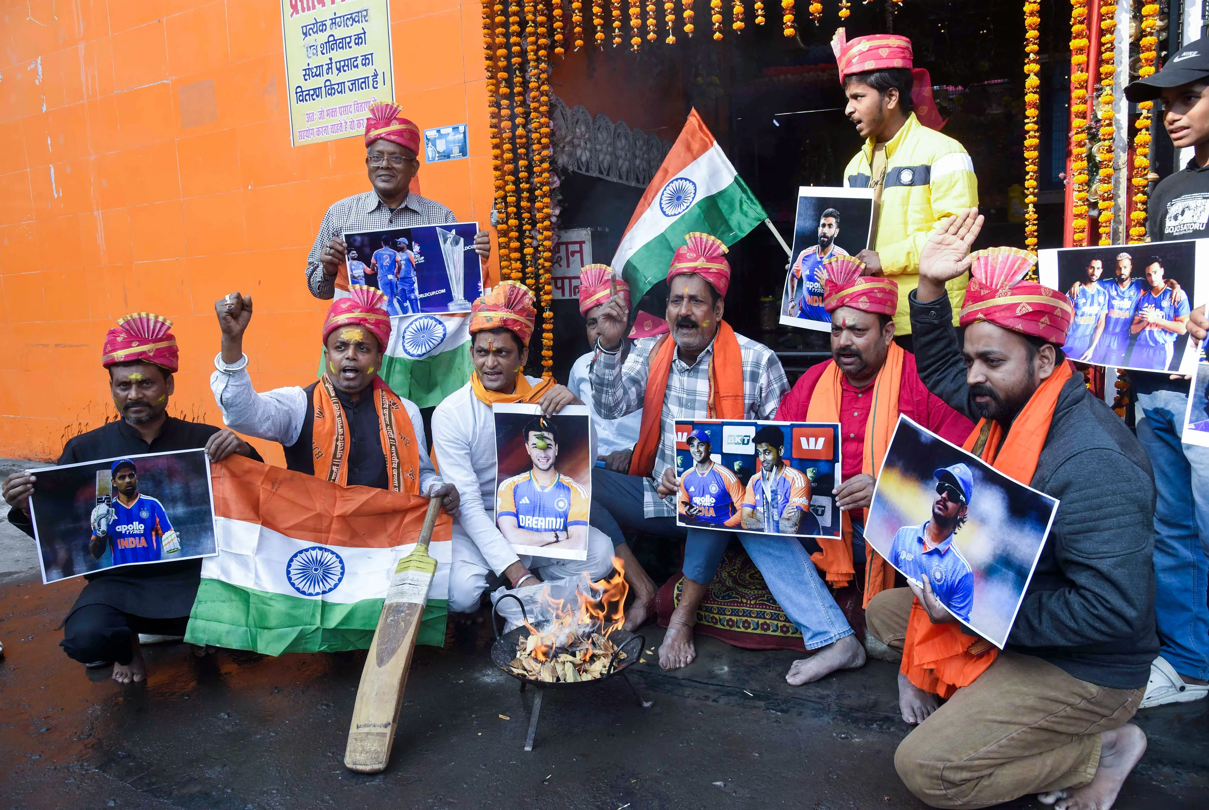 Cricket fans perform Hawan and pray for Team India's victory ahead of the ICC Men's T20 World Cup match against Pakistan in Patna on Sunday | Photo: ANI