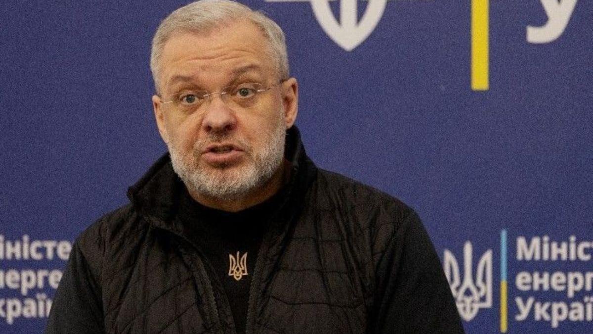 Ex-energy minister embroiled in corruption scandal detained while trying to leave Ukraine