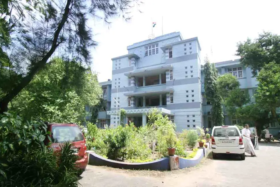നഷ്ടപരിഹാരം നൽകിയില്ല; കൊല്ലം കളക്ടറേറ്റും രണ്ടേക്കർ വളപ്പും കോടതി ജപ്തി ചെയ്തു