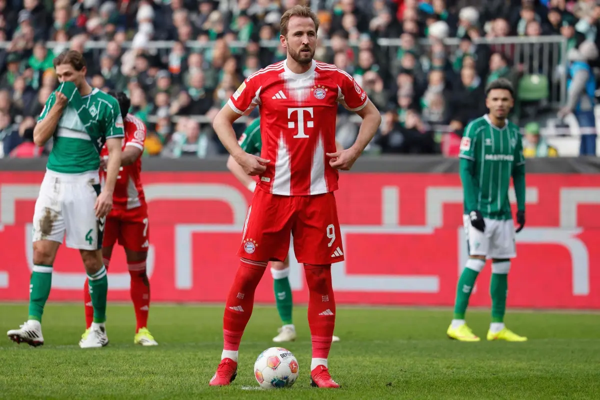 Bayern Munich's English forward #09 Harry Kane prepares to take a penalty during the German first division Bundesliga football match between SV Werder Bremen and FC Bayern Munich in Bremen, northern Germany. | Photo: AFP