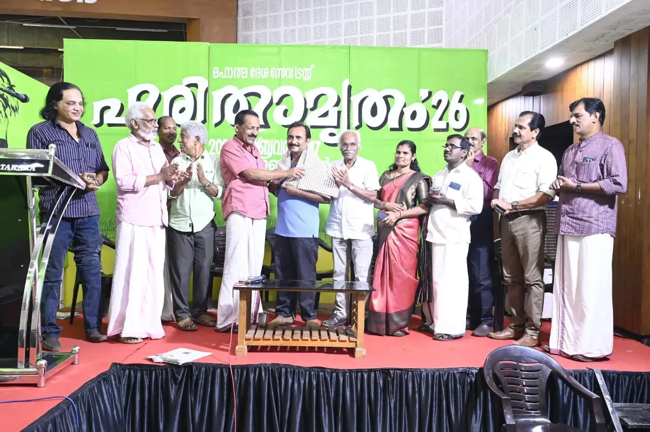സംവിധായകൻ ബിജു കാരക്കോണത്തെ ആദരിക്കുന്നു | ഫോട്ടോ: അറേഞ്ച്ഡ്