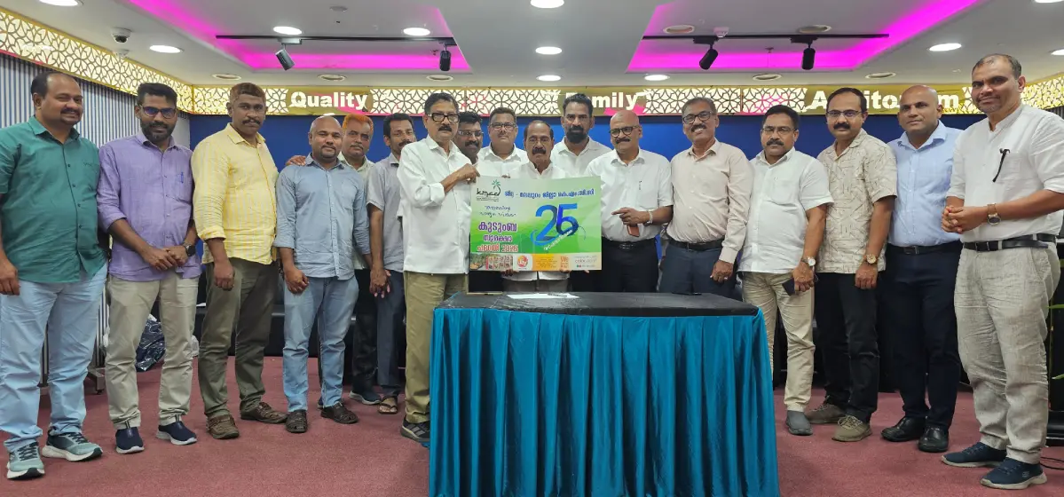 'കുടുംബ സുരക്ഷാ പദ്ധതി 2026' ബ്രോഷര്‍ പ്രകാശനം വേള്‍ഡ് കെഎംസിസി പ്രസിഡന്റ് കെ.പി. മുഹമ്മദ് കുട്ടി നിര്‍വഹിക്കുന്നു