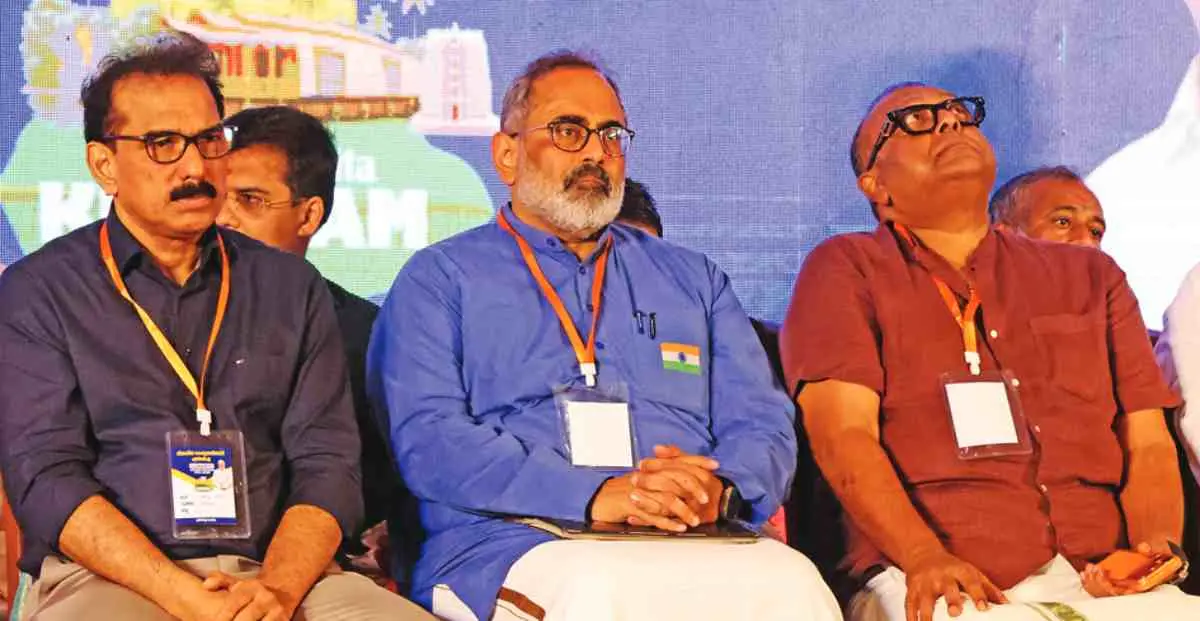 നിയമസഭാ തിരഞ്ഞെടുപ്പിന് ഒരുങ്ങുന്നതിന്റെ ഭാഗമായി എൻ.ഡി.എ. കളമശ്ശേരിയിൽ നടത്തിയ സംസ്ഥാന നേതൃക്യാമ്പിൽ ട്വന്റി ട്വന്റി ചെയർമാൻ സാബു എം. ജേക്കബ്, ബി.ജെ.പി. സംസ്ഥാന പ്രസിഡന്റ് രാജീവ് ചന്ദ്രശേഖർ, ബി.ഡി.ജെ.എസ്. ചെയർമാൻ തുഷാർ വെള്ളാപ്പള്ളി എന്നിവർ വേദിയിൽ