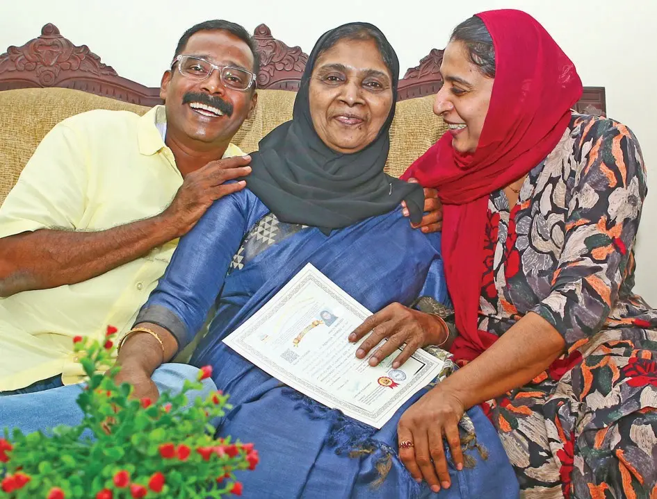 റഷീദ ഉമ്മർ എഴുപത്തിയൊന്നാം വയസ്സിൽ നേടിയ ഡിപ്ലോമ സർട്ടിഫിക്കറ്റുമായി മക്കളായ സഹർലാലിനും യൂഹാനുമൊപ്പം സന്തോഷം പങ്കിടുന്നു|ഫോട്ടോ: റിദിൻ ദാമു