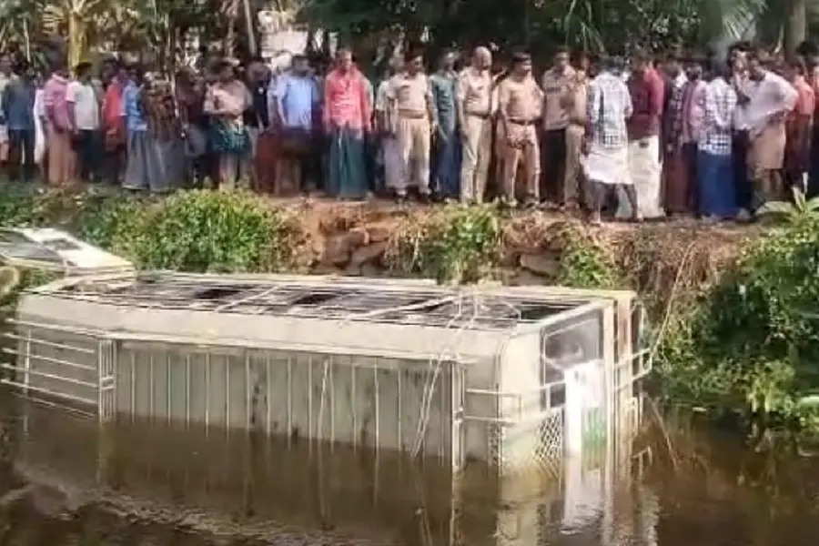 പൂവത്തൂരിൽ സ്കൂൾ ബസ് കനാലിലേക്ക് മറിഞ്ഞു; 26 വിദ്യാർഥികൾക്ക് പരിക്ക്