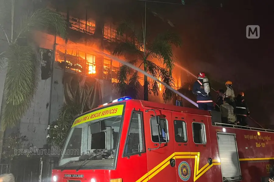 Major fire erupts at textile showroom in Kozhikode | VIDEO