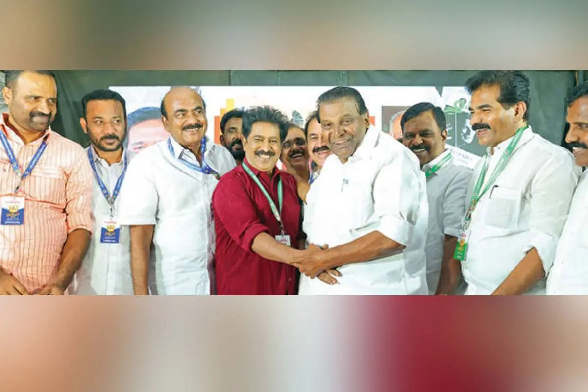 കോട്ടയത്ത് കെ.പി.സി.സി. സംസ്കാര സാഹിതിയുടെ ഉത്സവ് 2026-നെത്തിയ നടനും ചലച്ചിത്ര അക്കാദമി മുൻചെയർമാനുമായ പ്രേംകുമാറിനെ സ്വീകരിക്കുന്ന തിരുവഞ്ചൂർ രാധാകൃഷ്ണൻ എം.എൽ.എ., സി.ആർ. മഹേഷ് എം.എൽ.എ., സംവിധായകൻ ആലപ്പി അഷ്റഫ്, എൻ.വി. പ്രദീപ് കുമാർ, ജോസഫ് വാഴയ്ക്കൻ, ഡി.സി.സി. പ്രസിഡന്റ് നാട്ടകം സുരേഷ്, നഗരസഭാ ചെയർമാൻ എം.പി. സന്തോഷ്കുമാർ തുടങ്ങിയവർ സമീപം. | ഫോട്ടോ: ജി. ശിവപ്രസാദ്