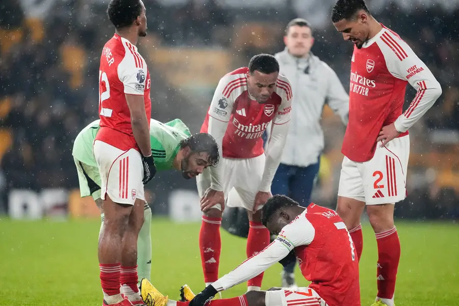 Arsenal held 2-2 by Wolves after blowing two-goal lead; Man City close gap in title race