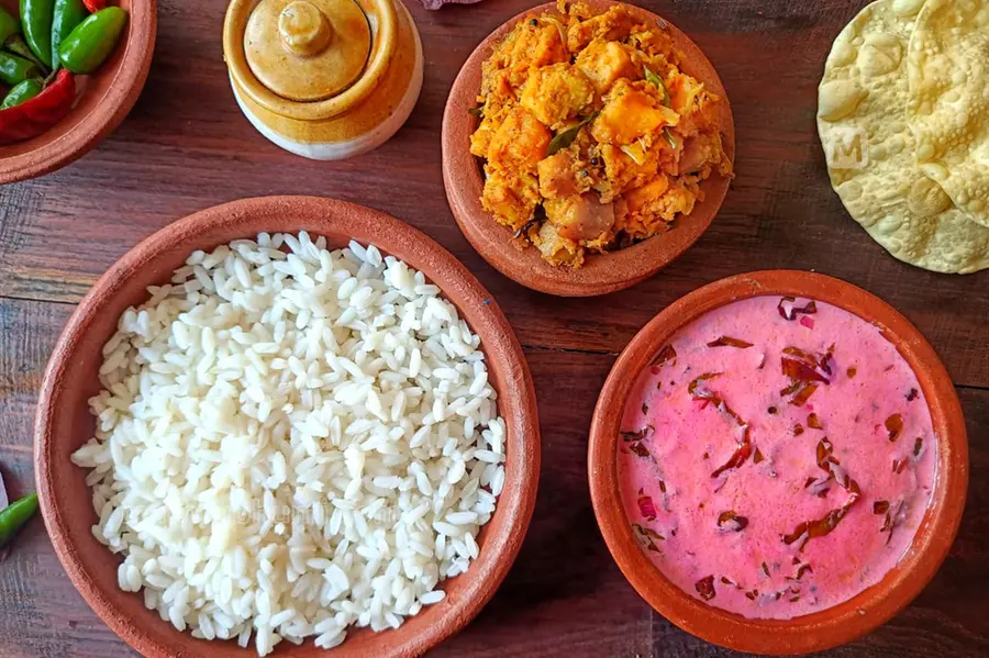 നൊസ്റ്റാൾജിക് ലഞ്ച് കോംബോ: ചിക്കൻ തോരനും ചീര കറിയും പരീക്ഷിച്ചാലോ