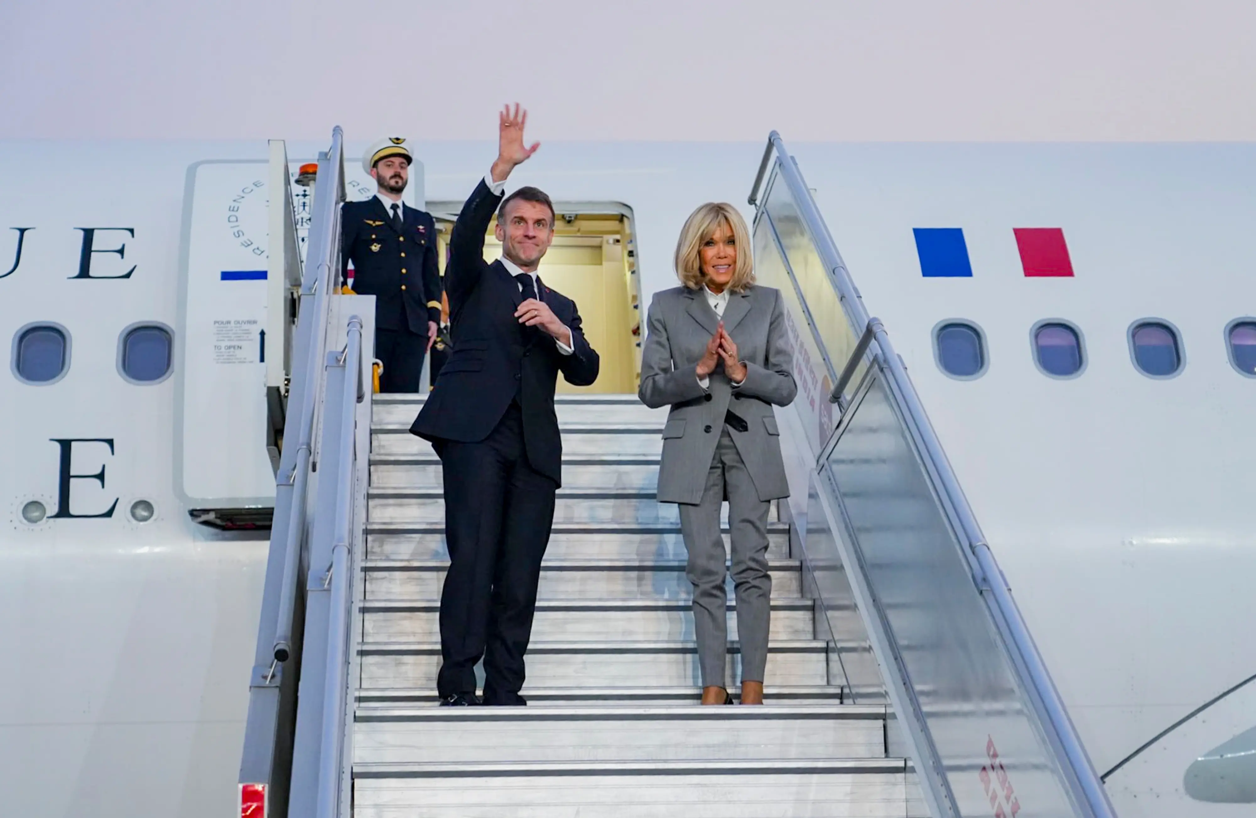 French President Emmanuel Macron waves before his departure from India | Photo: X, @MEAIndia