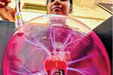 സ്പർശിച്ചാൽ വർണങ്ങൾ തെളിയും; ശാസ്ത്രമേളയിൽ താരമായി ‘പ്ലാസ്മ ഗോളം’