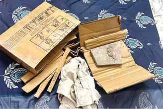 ആമസോണിൽ ഓർഡർചെയ്തത് 56000 രൂപയുടെ ലാപ്‌ടോപ്പ്; കിട്ടിയത് മാർബിൾ പീസും പഴന്തുണിയും