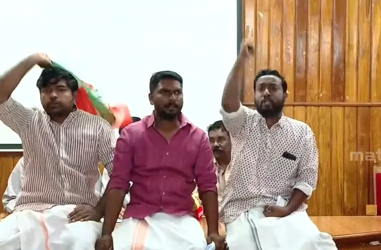 ഡോക്ടർമാരുടെ വാർത്താസമ്മേളനത്തിനിടെ യൂത്ത് കോൺഗ്രസ് പ്രതിഷേധം | Photo: Screengrab/Mathrubhumi News
