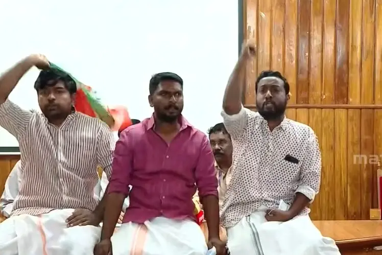 വയറ്റിൽ കത്രിക; ഡോക്ടർമാരുടെ വാർത്താസമ്മേളനത്തിനിടെ യൂത്ത് കോൺഗ്രസ് പ്രതിഷേധം