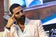 അക്ഷയ് കുമാറിന്റെ മേക്കപ്പ് മാനെ ചിങ്കിയെന്നും ചൈനീസെന്നും വിളിച്ചത് വേദനിപ്പിച്ചു, അസ്വസ്ഥനായി താരം