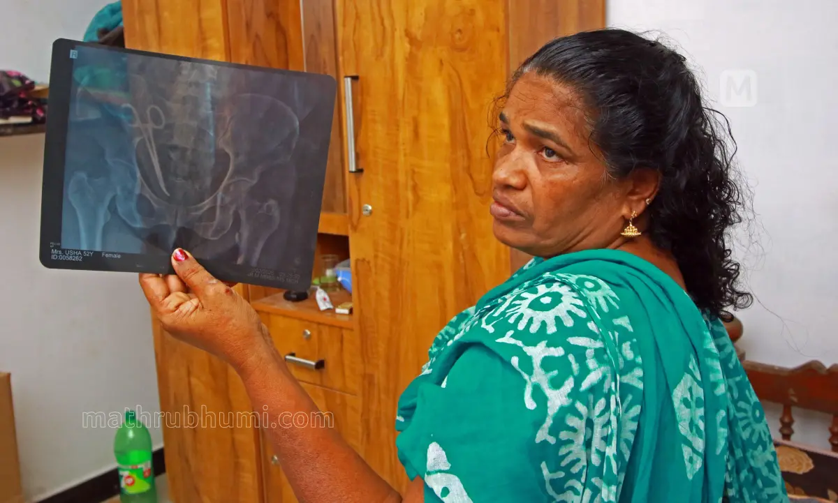 അഞ്ചു വര്ഷം മുമ്പ് ശസ്ത്രക്രിയയ്ക്കിടെ തന്റെ വയറ്റില് കുടുങ്ങിയ കത്രികയുടെ എക്സ് റേ റിപ്പോര്ട്ടുമായി ഉഷ | ഫോട്ടോ: പ്രണവ്/ മാതൃഭൂമി