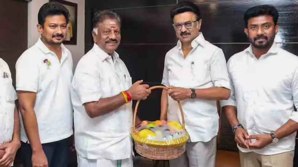 പനീര്‍സെല്‍വം സ്റ്റാലിനെ സന്ദര്‍ശിച്ചപ്പോള്‍
