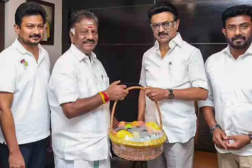 സ്റ്റാലിനെ സന്ദർശിച്ച് ഒ.പി.എസ്; വീണ്ടും ഡിഎംകെ സർക്കാരെന്ന് പ്രഖ്യാപനം