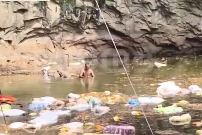 മലപ്പുറത്ത് മിനിലോറി ക്വാറിയിലെ വെള്ളക്കെട്ടിലേക്ക് മറിഞ്ഞു; ഒരാൾ കുടുങ്ങിക്കിടക്കുന്നു