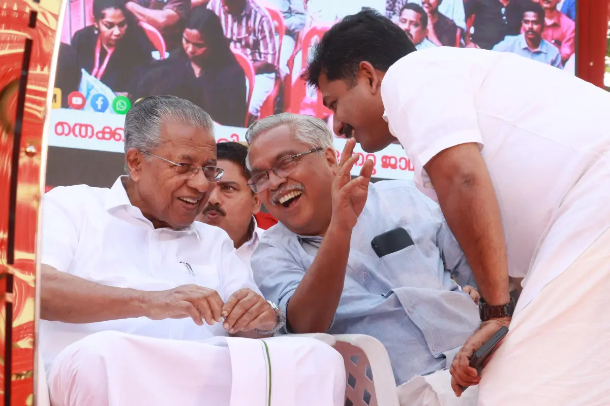 പിണറായി വിജയന്, ബിനോയ് വിശ്വം, എം. സ്വരാജ് എന്നിവര് വികസന മുന്നേറ്റ ജാഥയില് | ഫോട്ടോ: പ്രജ്വൽ സുരേഷ്/ മാതൃഭൂമി