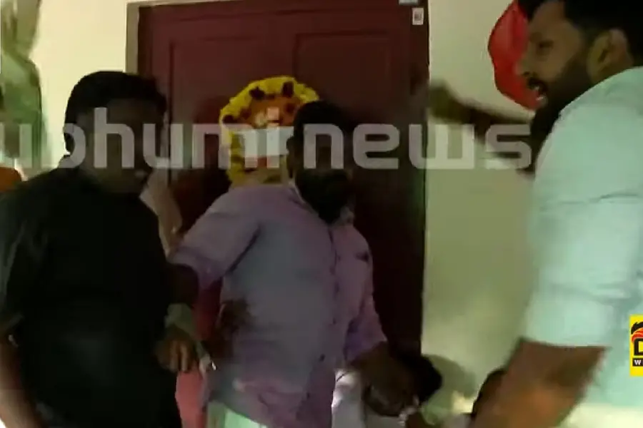 ആരോഗ്യമന്ത്രിയുടെ വീട്ടിലേക്ക് ഇരച്ചെത്തി യൂത്ത് കോൺഗ്രസ്, റീത്തുവെച്ച് പ്രതിഷേധം,സംഘർഷം