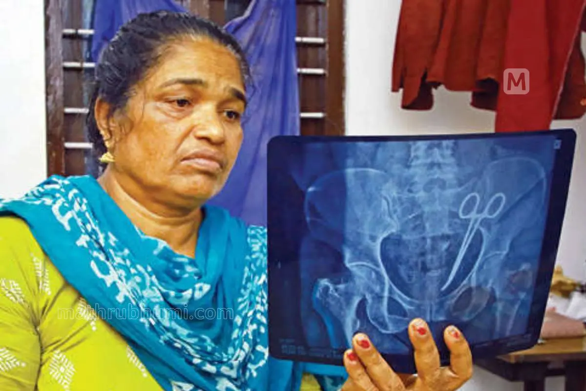 കത്രിക കണ്ടെത്തിയ എക്സ്-റേയുമായി ഉഷ | ഫോട്ടോ: പി. പ്രണവ്