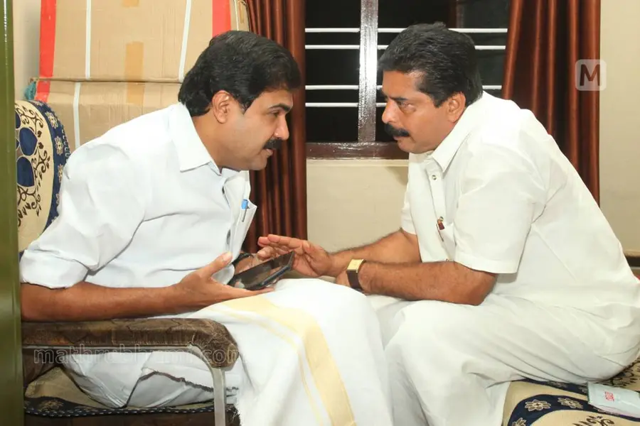 രണ്ടിലയ്ക്കുള്ളിൽ തണ്ടു കേടുണ്ടോ?, പാലാ പാലം കടക്കാൻ ആര്?