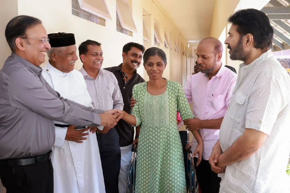 അടിമാലി മണ്ണിടിച്ചിലിൽ പരിക്കേറ്റ സന്ധ്യ ബിജു കൃത്രിമക്കാലിൽ നടൻ മമ്മൂട്ടിയെ കാണാൻ എത്തിയപ്പോൾ. രാജഗിരി ആശുപത്രി മെഡിക്കൽ ഡയറക്ടർ ഡോ.ജിജി കുരുട്ടുകുളം, കെയർ ആൻഡ് ഷെയർ മാനേജിങ് ഡയറക്ടർ ഫാ.തോമസ് കുര്യൻ മരോട്ടിപ്പുഴ, കെയർ ആൻഡ് ഷെയർ ഡയറക്ടർമാരായ ജോർജ് സെബാസ്റ്റ്യൻ, റോബർട്ട് കുര്യാക്കോസ്, സന്ധ്യയുടെ സഹോദരൻ സന്ദീപ് എന്നിവർ സമീപം.
