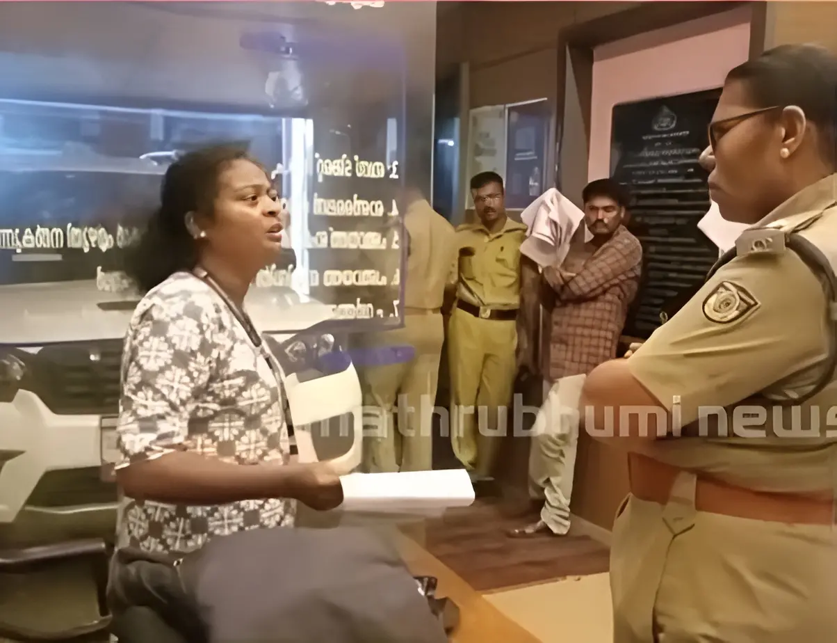 പഞ്ചായത്ത് സെക്രട്ടറി സിന്ധു പോലീസിനോട് കാര്യങ്ങള് വിശദീകരിക്കുന്നു | Screengrab: Mathrubhumi News