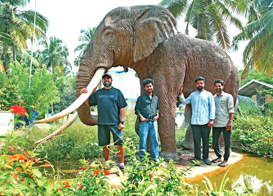 ലോകത്തെ ഏറ്റവും വലിയ കൊമ്പനായിരുന്ന ടിമ്മിന്റെ പ്രതിമയ്ക്കൊപ്പം ശില്പികളായ സൂരജ് നമ്പ്യാട്ടും സംഘവും