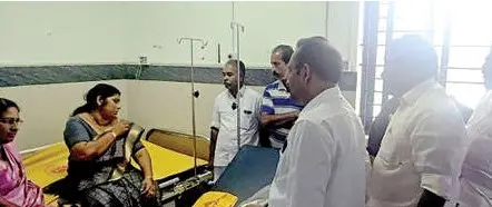 മെഡിക്കൽ കോളേജിൽ ചികിത്സയിൽ കഴിയുന്ന പ്രസിഡൻറ് ആൻസി തോമസ്, വൈസ് പ്രസിഡൻറ് സെലിൻ വിൻസെൻറ് എന്നിവർ.