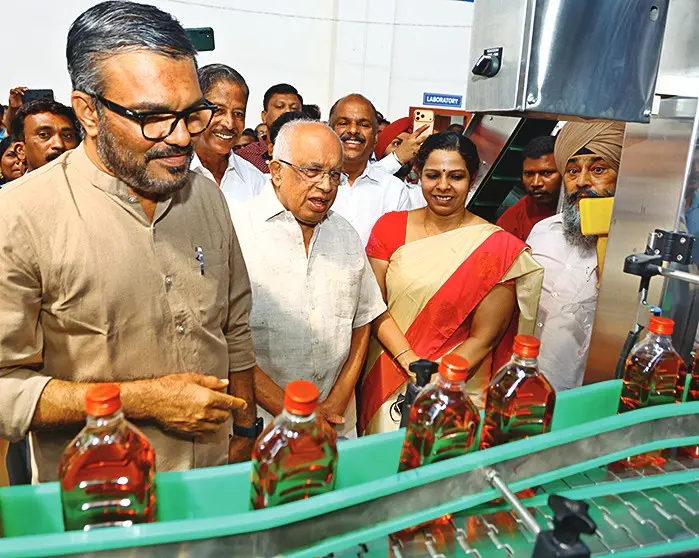 'മിന്നൽ' വേഗത്തിൽ പാലക്കാട് മേനോൻപാറ മലബാർ ഡിസ്റ്റിലറീസിൽ തുടങ്ങിയ വിദേശമദ്യനിർമാണ കേന്ദ്രത്തിന്റെ ഉദ്ഘാടനം നിർവഹിച്ചശേഷം മന്ത്രിമാരായ എം.ബി. രാജേഷും കെ. കൃഷ്ണൻകുട്ടിയും മദ്യക്കുപ്പികൾ നിർമാണപ്ലാന്റിലെ കൺവേയറിലൂടെ വരുന്നത് കാണുന്നു