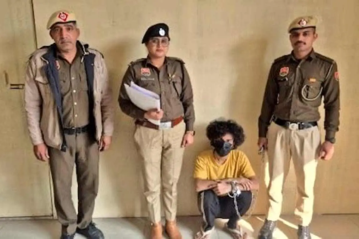 അറസ്റ്റിലായ പ്രതിയുമായി പോലീസ് സംഘം | Photo Courtesy: x.com/SouleFacts