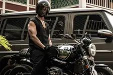 BMW R 9T ബൈക്കിനൊപ്പമുള്ള സ്റ്റൈലിഷ് ചിത്രങ്ങൾ പങ്കുവെച്ച് ഷാഹിദ് കപുർ