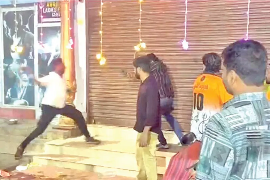 തൃക്കുന്നപ്പുഴയിൽ കൂട്ടത്തല്ല്; തോക്കുചൂണ്ടി, കാഞ്ചിവലിച്ചപ്പോൾ ശബ്ദവും തീയുംമാത്രം, പിന്നെ തല്ലുമാല