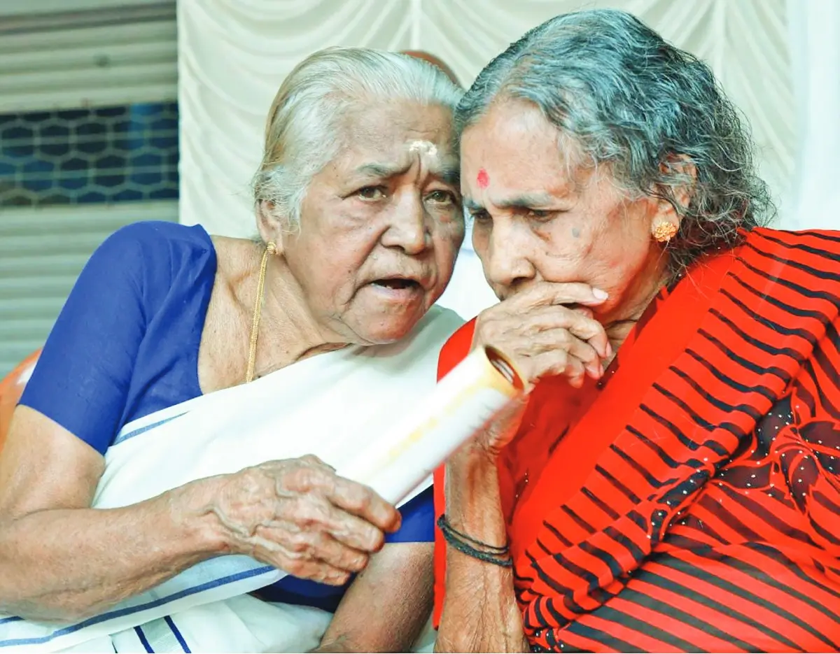 മാറുമറയ്ക്കൽ സമരത്തിൽ പങ്കെടുത്ത വെള്ളറോട്ടിൽ മീനാക്ഷിയും കെ.കെ. ചീരുവും