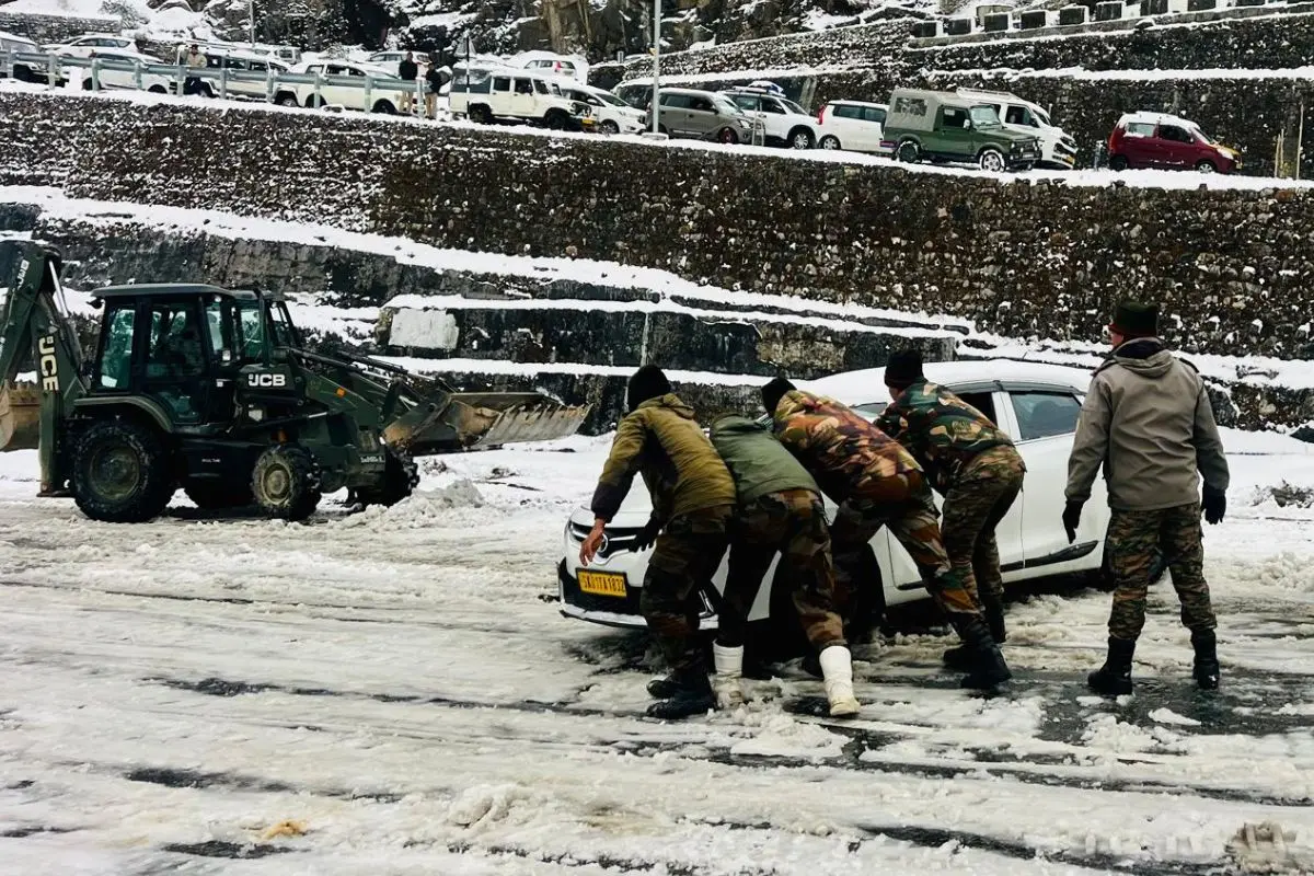 Indian Army personnel rescue tourists stranded in East Sikkim amid heavy snowfall | Photo: IANS
