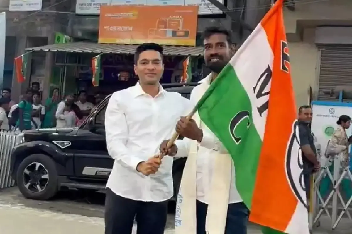 Former CPM state committee member Pratikur Rahaman (R) joins the Trinamool Congress in the presence of national general secretary Abhishek Banerjee at the party's Amtala office on Saturday.