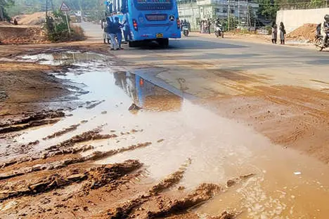 വേനൽമഴയിൽ ആദ്യം ചെളി, പിന്നെ പൊടി
