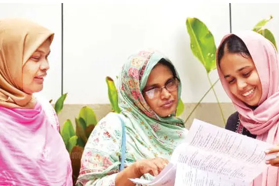 കുടുംബത്തോടെ കെ-ടെറ്റ് പരീക്ഷാകേന്ദ്രത്തിൽ; ഒരേ ക്ലാസ്സിലിരുന്ന് പരീക്ഷയെഴുതി സഹോദരങ്ങളും മകളും