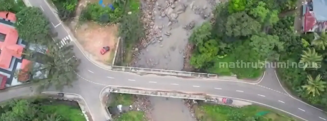 ഇടുക്കിയിലെ റോഡ് | Photo Mathrubhumi News Screegrab