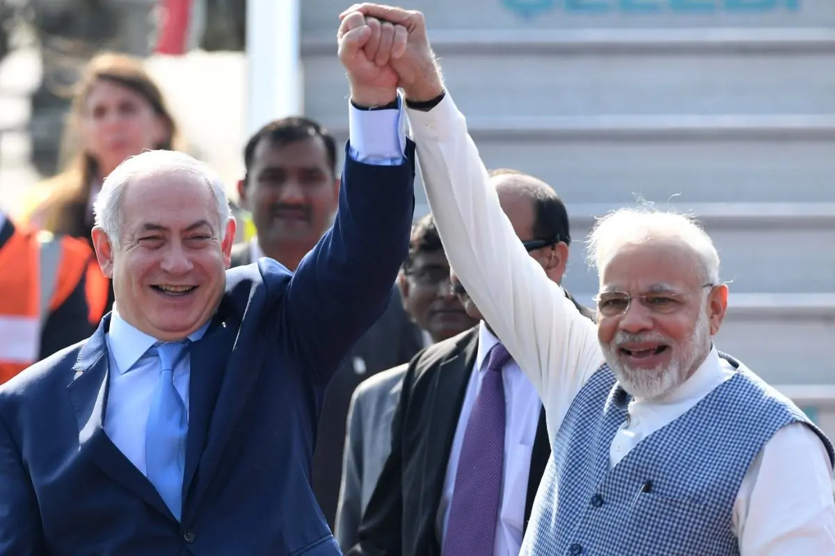 Benjamin Netanyahu (L) with Narendra Modi. Photo: PTI