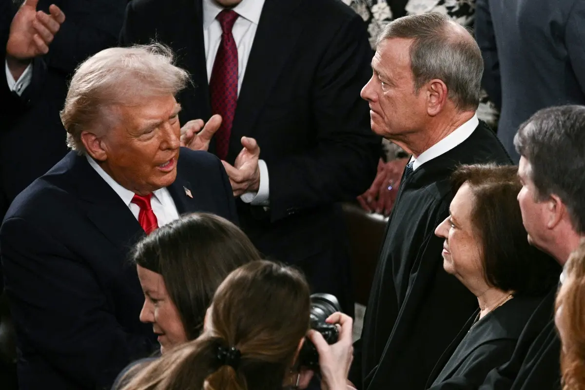 US President Donald Trump greets Chief Justice John Roberts, Associate Justices Elena Kagan and Brett Kavanaugh as he arrives to deliver the State of the Union address in the House Chamber of the US Capitol in Washington, DC.| Photo: AFP