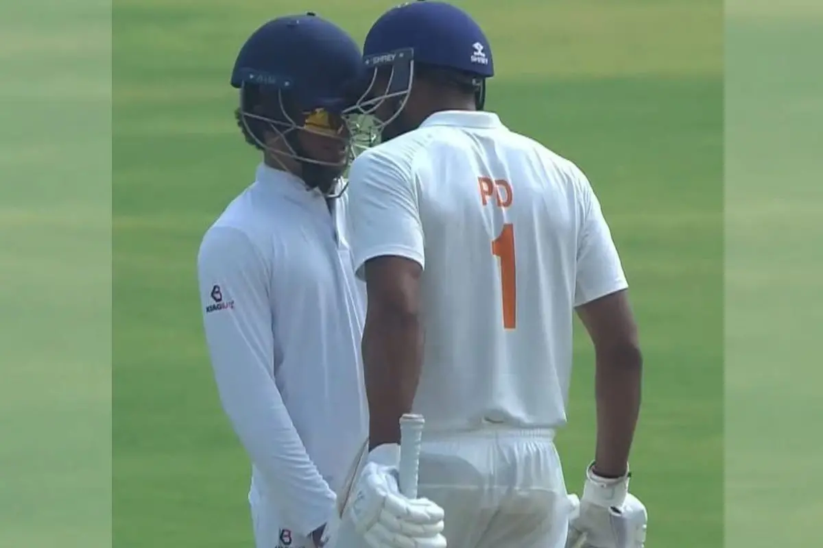 J&K captain Paras Dogra headbutts Karnataka's substitute fielder KV Aneesh in a tense moment in the Ranji Trophy final. | Screengrab/X