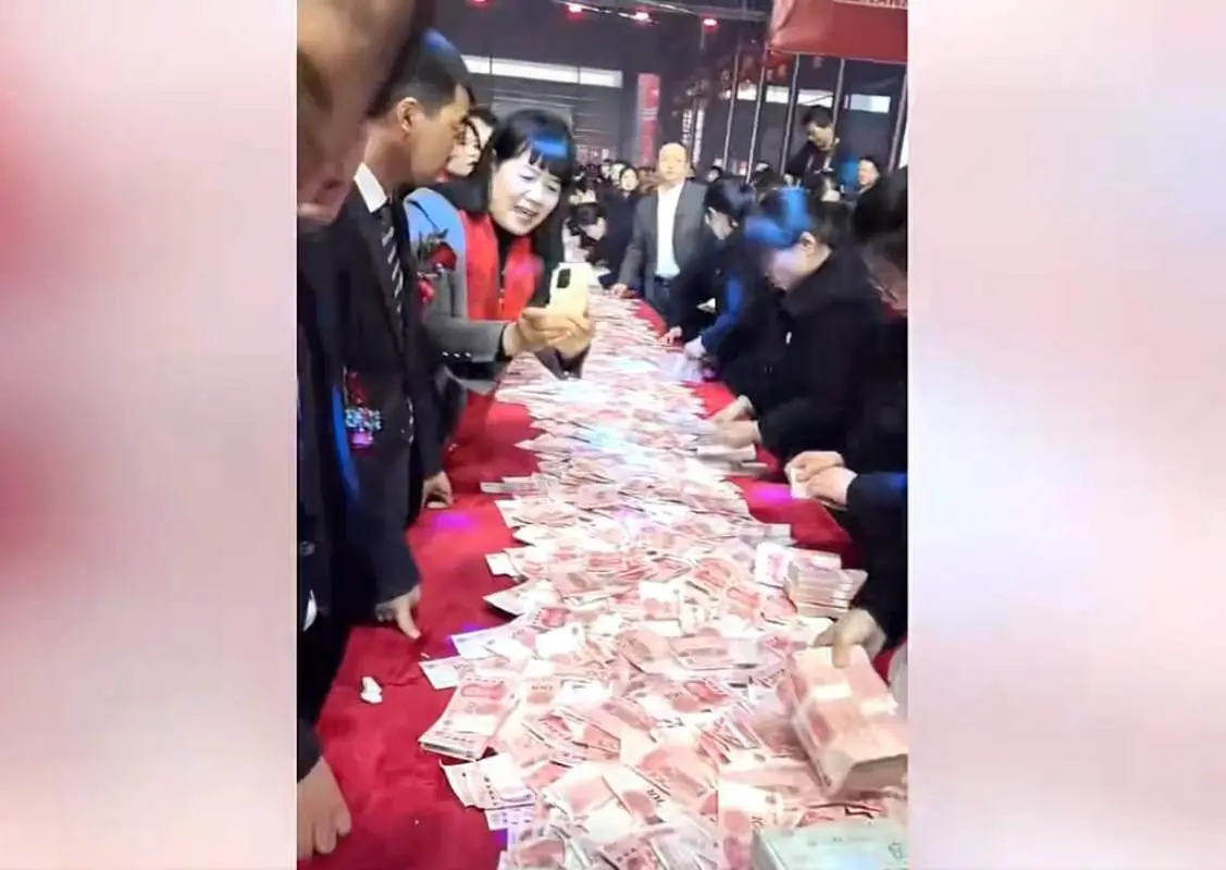 പണം എണ്ണിയെടുക്കുന്ന തൊഴിലാളികള്‍ | Photo: baidu