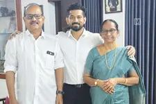 ‘ഈശ്വരവിശ്വാസിക്ക് ഈശ്വരനും, നിരീശ്വരവാദിക്ക് അവനവനും ഉള്ള ഈ ലോകത്തിൽ, ഇടയിൽപ്പെട്ടവന് ആരുണ്ട്?’
