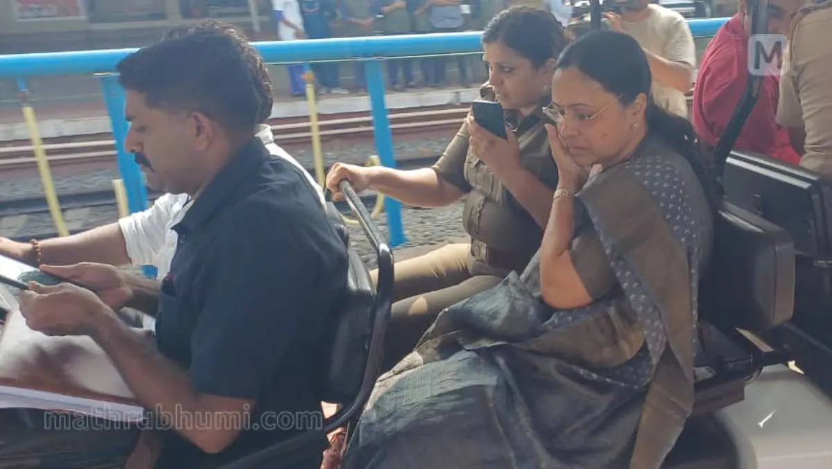 കെഎസ് യു പ്രവർത്തകരുടെ പ്രതിഷേധത്തിൽ പരുക്കേറ്റ ആരോഗ്യമന്ത്രി വീണ ജോർജ് കണ്ണൂർ റെയിൽവെ സ്റ്റേഷനിൽ ഇരിക്കുന്നു | ഫോട്ടോ: ലതീഷ് പൂവത്തൂർ/മാതൃഭൂമി