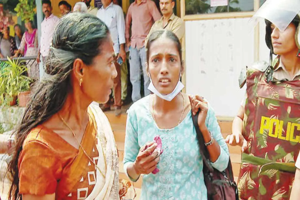 കൈവശഭൂമിക്ക് 39 വർഷമായിട്ടും പട്ടയം ലഭിക്കാത്തതിനെ തുടർന്ന് കാസർകോട് തഹസിൽദാരെ ഉപരോധിച്ച ശാന്തയെയും മകൾ സവിതയെയും പോലീസ് അറസ്റ്റ് ചെയ്ത്‌ നീക്കുന്നു